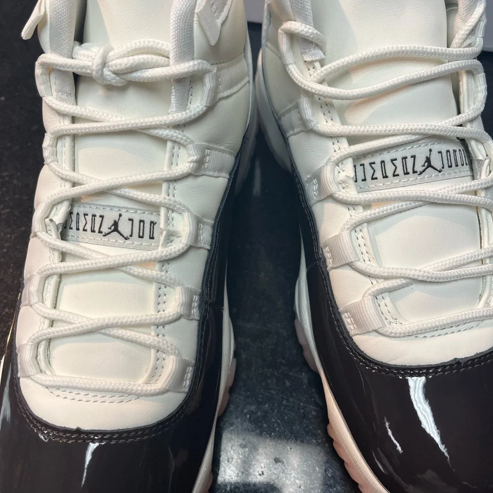 WOMEN'S AIR JORDAN 11 RETRO - 